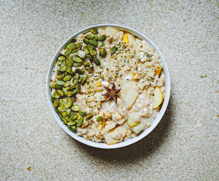 Oatmeal with pear and pumpkin seeds